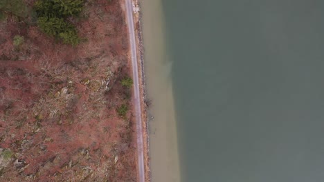 Vogelperspektive-Luftaufnahme-über-Einen-Fluss