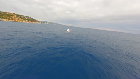 FPV-Luftaufnahme,-Die-Auf-Ein-Fischerboot-Zufliegt,-Das-Im-Malerischen-Mittelmeer-Vor-Der-Küste-Spaniens-Segelt