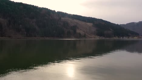 Drohne-Fliegt-Langsam-über-Die-Donau,-Während-Sich-Die-Sonne-Im-Fluss-Spiegelt