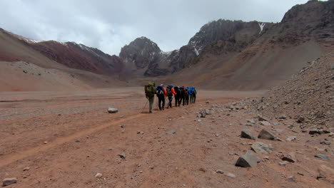 Group-of-people-hiking-on-the-final-approach-to-Plaza-Argentina-basecamp-on-the-ascent-to-Aconcagua