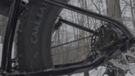 Cyclist-mounting-his-fat-bike-in-the-snow