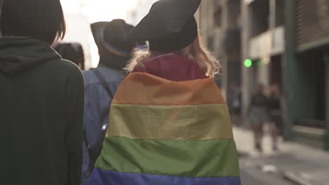 Zeitlupenaufnahme-Einer-Frau-Mit-Regenbogenfarbener-Flagge-Während-Der-LGBT-Pride-Veranstaltung
