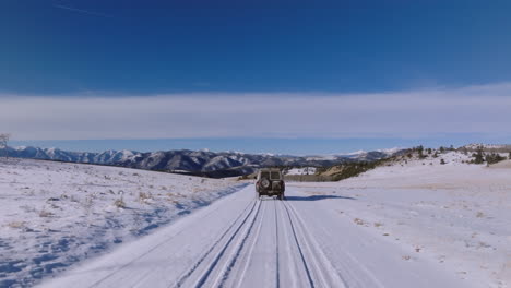 Drone-Aéreo-Colorado-Montañas-Invierno-Nevado-Bosque-Carretera