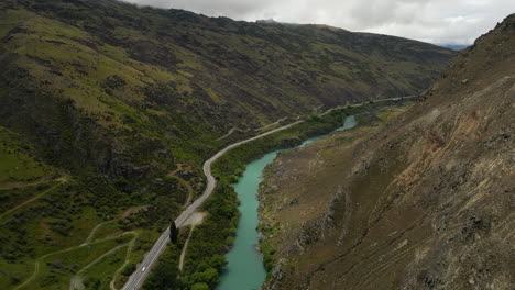 Luftaufnahme-Des-Flusses,-Der-Von-Cromwell-Nach-Roxburgh,-Neuseeland,-Fließt