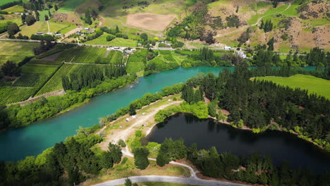 Pinders-Pond---Picturesque-Serene-Lake-Surrounded-By-Lush-Greenery-On-The-Banks-Of-Clutha-River-In-Otago,-New-Zealand