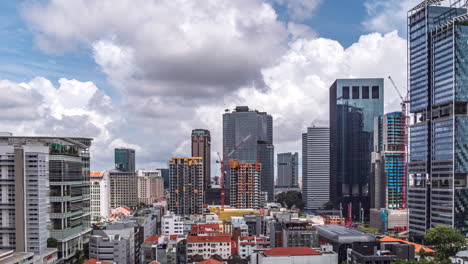 Große-Weiße-Wolken-Ziehen-über-Der-Skyline-Der-Innenstadt-Von-Singapur