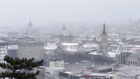 Cluj-Napoca-Stadt-Gesehen-An-Einem-Bewölkten-Und-Düsteren-Tag-Im-Winter