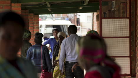 Zeitlupenaufnahme-Von-Menschen,-Die-Durch-Den-Krankenhausflur-Im-Ländlichen-Ruanda-Gehen