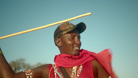 Ein-Einheimischer-Afrikanischer-Massai-Krieger-Versucht,-In-Kenia-Einen-Speer-Zu-Werfen