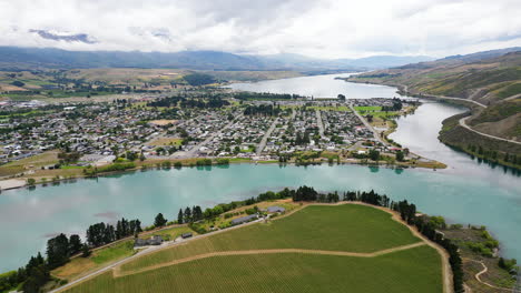 Cromwell-Town-Y-Clutha-River,-Mata-au-Desde-Cornish-Point-En-Otago,-Nueva-Zelanda