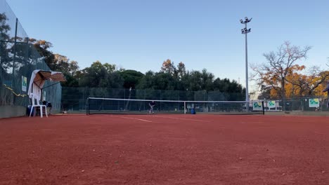 Breite-Seitenansicht-Junge-Kaukasische-Teenager-Tennisspielerin,-Die-Während-Eines-Spiels-Oder-Trainings-Dient
