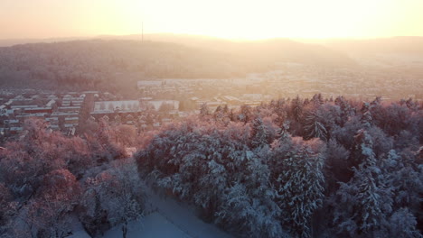 Warmes-Orangefarbenes-Licht-Des-Sonnenaufgangs-In-Der-Schönen-Winterlandschaft-In-Der-Schweiz