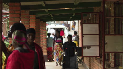 Gente-Caminando-Por-El-Pasillo-Del-Hospital-En-Las-Zonas-Rurales-De-Ruanda