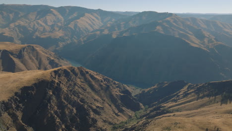 Luftaufnahme-Der-Hells-Canyon-Gorge-Mit-Dem-Snake-River-Darunter