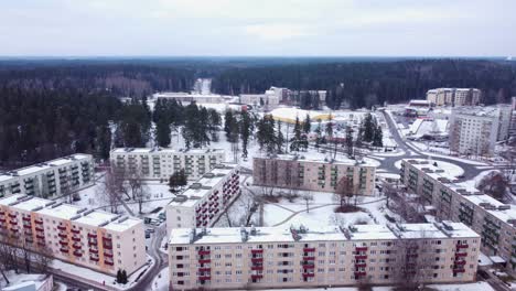 Edificios-De-Apartamentos-Cubiertos-De-Nieve-Construidos-Por-La-Unión-Soviética,-Vista-De-órbita-Aérea