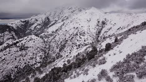 Atemberaubende-Luftaufnahme-Riesiger-Schneebedeckter-Berge,-Sardinien,-Winter,-Tag,-Dolly-In