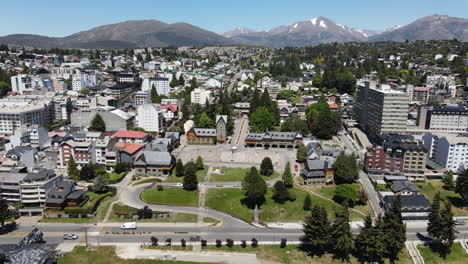 AERIAL---Civic-center-in-town-square-of-Bariloche,-Rio-Negro,-Argentina,-reverse-reveal