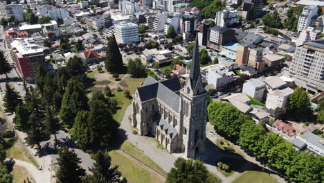 Antenne---Kathedrale-Neben-Dem-See-Nahuel-Huapi,-Bariloche,-Rio-Negro,-Argentinien,-Spinning-Shot