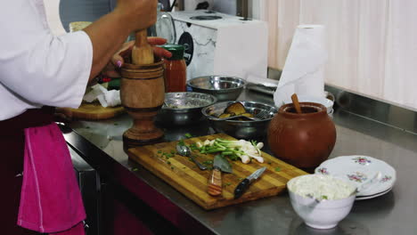 Chef-Mujer-Preparando-Comida-Georgiana-Tradicional,-Plano-Medio
