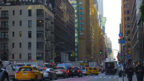 Tagesverkehr-Während-Der-Hauptverkehrszeit-In-Manhattan-Midtown-In-Der-Stadt-New-York,-USA