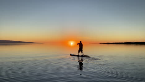 Paddle-boarding-with-a-sunset-backdrop-on-a-pristine-ocean
