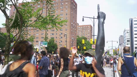 Las-Vidas-Negras-Importan-Manifestantes-Reunidos-Junto-A-La-Estatua-De-Hank-Willis-Thomas,-&quot;unidad&quot;-En-Brooklyn,-Nueva-York