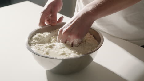 Mehl-Und-Wasser-Von-Hand-Mischen,-Um-Teig-Für-Brot-Oder-Pizzateig-4k-Herzustellen