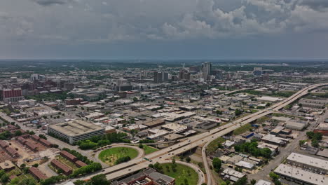 Birmingham,-Alabama,-Luftaufnahme-V34,-Panoramaaufnahme-Der-Stadtlandschaft-Von-Southside-Und-Five-Points-South,-Mit-UAB-Campus-In-Der-Ferne-Bei-Tag-–-Aufgenommen-Mit-Mavic-3-Cine-–-Mai-2022