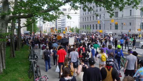 Activistas-Que-Caminan-Hacia-Black-Lives-Matter-Protestan-En-Brooklyn,-Nueva-York