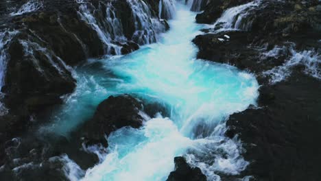 Enthüllen-Sie-Den-Schuss-Des-Wunderschönen-Bruarfoss-Wasserfalls-Am-Bruara-Fluss-In-Island---Luftneigung-Nach-Oben