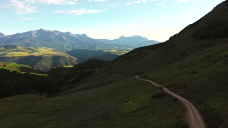 Südwest-Colorado-Berge-Mit-Einer-Sehr-Malerischen-Wanderroute-Im-Sommer-Mit-Den-Wunderschönen-Malerischen-Bergketten-Im-Hintergrund