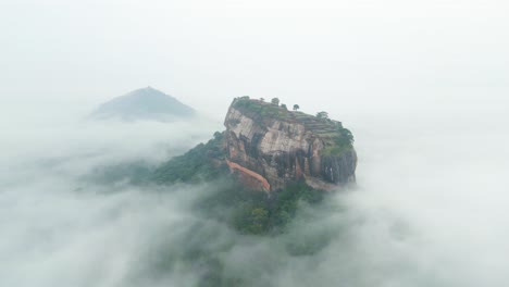 Luftaufnahme-Des-Sigiriya-Löwenfelsens-In-Sri-Lanka-Bei-Nebligem-Wetter