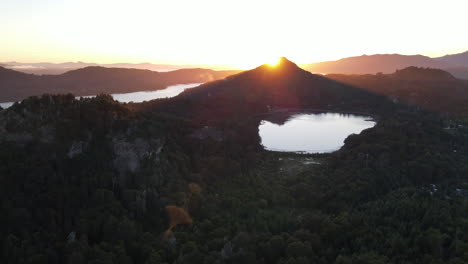 Luftaufnahmen---Sonnenuntergang-Am-See-Nahuel-Huapi,-Rio-Negro,-Patagonien,-Argentinien,-LKW-Links