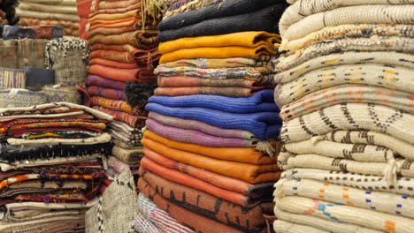 Eine-Reihe-Handgefertigter-Teppiche-Und-Textilien,-Die-In-Einem-Marokkanischen-Geschäft-Gestapelt-Sind