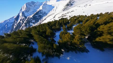 Malerische-FPV-Luftaufnahme,-Die-Schnell-über-Die-Verschneite-Bergwildnis-Der-Pyrenäen-Fliegt