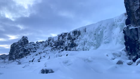 Wunderschöner-Gefrorener-Und-Schneebedeckter-Oxararfoss-Eisfall-Im-Winter-In-Island
