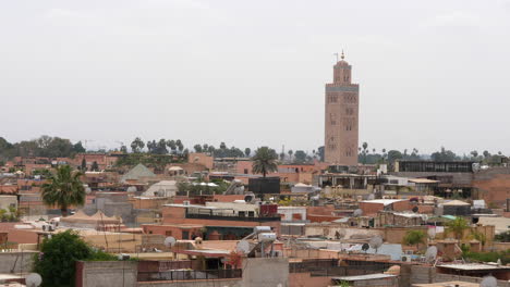Towering-Minaret-Of-Kutubiyya-Mosque-In-The-City-Skyline-Of-Marrakesh-In-Morocco,-North-Africa