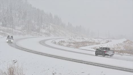 Ein-Pickup,-Der-Während-Eines-Wintersturms-Durch-Die-Verschneiten-Straßen-Von-British-Columbia-Fährt