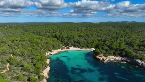 Luftaufnahme-Des-Strandes-Es-Talaier-Mit-Klarem,-Blauem-Wasser-Auf-Menorca,-Spanien