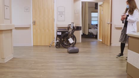 Robot-De-Telemedicina-Que-Se-Desplaza-Por-El-Pasillo-Del-Hospital-Con-Una-Enfermera
