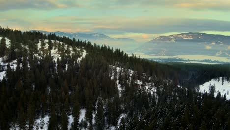 Atemberaubender-Sonnenuntergang-über-Den-Schneebedeckten-Bergen-Und-Wäldern-Von-British-Columbia-In-Der-Nähe-Von-Enderby