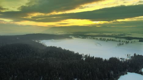 Winterwunderland:-Luftaufnahme-Von-Schneebedecktem-Ackerland-In-Enderby,-BC-Bei-Sonnenuntergang