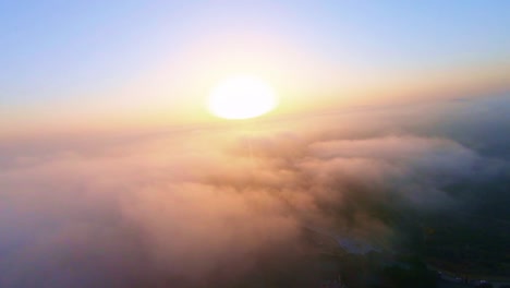 Malerische-Luftaufnahme,-Die-Hoch-über-Den-Wolken-In-Einen-Himmlischen-Sonnenaufgang-Fliegt