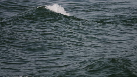 Sanfte-Wellen-In-Zeitlupe,-Die-Im-Atlantischen-Ozean-Fließen