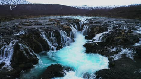 Spektakulärer-Fließender-Bruarfoss-Wasserfall,-Der-An-Bewölkten-Tagen-Die-Felsen-Hinunterfließt