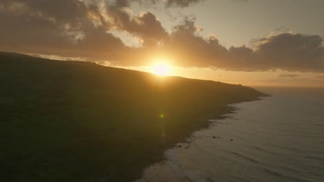 Helles-Sonnenlicht-Erzeugt-Die-Silhouette-Eines-Küstenhügels-In-Neuseeland,-Catlins,-Luftaufnahme