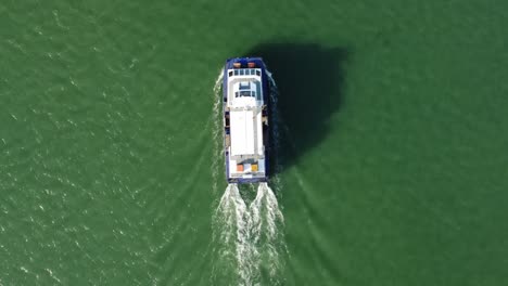 Hythe-Ferry-En-Southampton-Clip-De-Agua-1