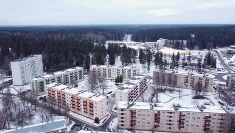 Blockwohnhäuser-Im-Sowjetischen-Stil-In-Der-Vergangenen-Sozialistischen-Sowjetrepublik,-Luftaufnahme