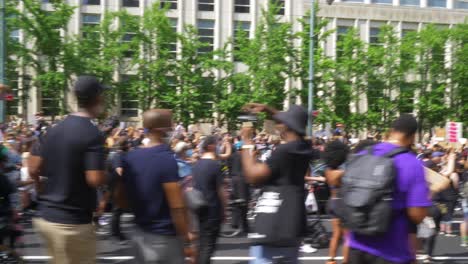 Caminando-A-Través-De-La-Multitud-De-Manifestantes-Durante-La-Protesta-De-Black-Lives-Matter-En-Brooklyn,-Nueva-York