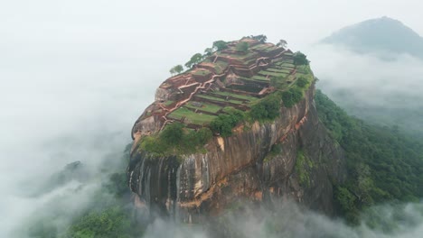 Luftdrohnenaufnahme-Des-Weltwunders,-Sigiriya-Felsen-In-Sri-Lanka